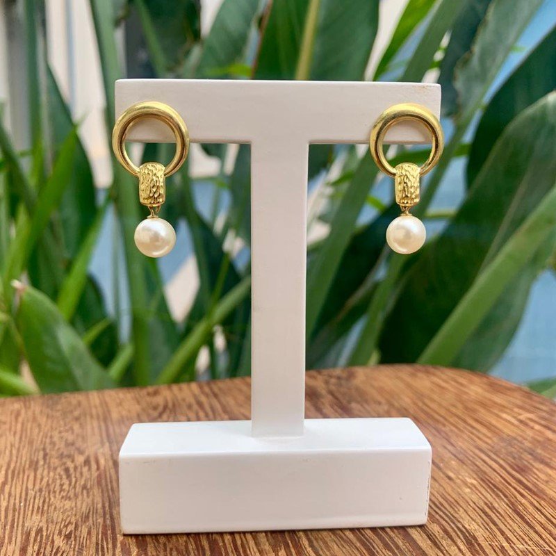 BRINCO ARO COM DETALHE E PÉROLA 8MM // QTDE PCT: 5 PAR // VAL UNIT: R$ 5,44