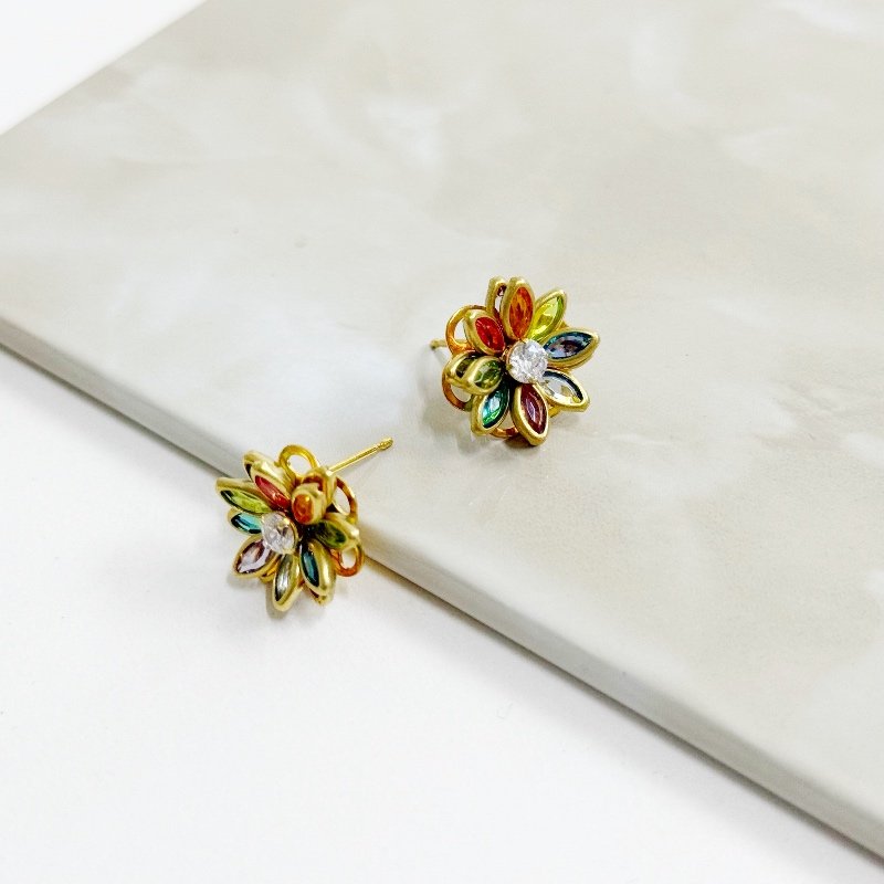 BRINCO ZIRCONIA NAVETE COLORIDA EM LATAO COM PINO // QTDE PCT: 3 PAR // VAL UNIT: R$ 14,80