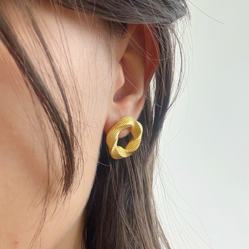 BRINCO FLOR TEXTURA // QTDE PCT: 5 PAR // VAL UNIT: R$ 7,14