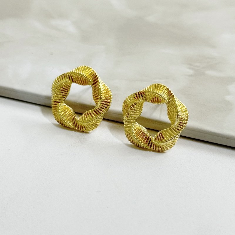 BRINCO FLOR TEXTURA // QTDE PCT: 5 PAR // VAL UNIT: R$ 7,14