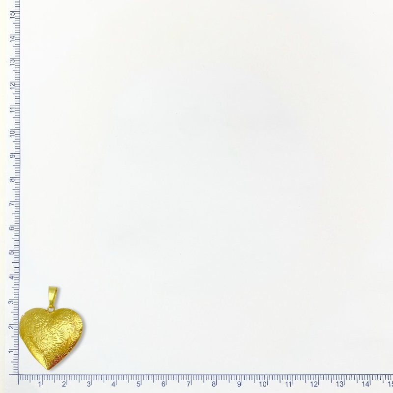 RELICARIO CORAÇÃO LATAO ORNAMENTADOS DOS DOIS LADOS 28MM // QTDE PCT: 5 PC // VAL UNIT: R$ 5,50