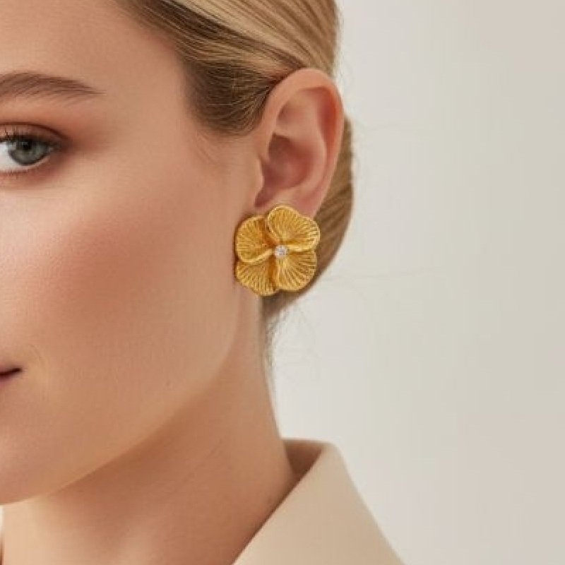 BRINCO DE FLOR COM ZIRCONIA // QTDE PCT: 5 PAR // VAL UNIT: R$ 5,30