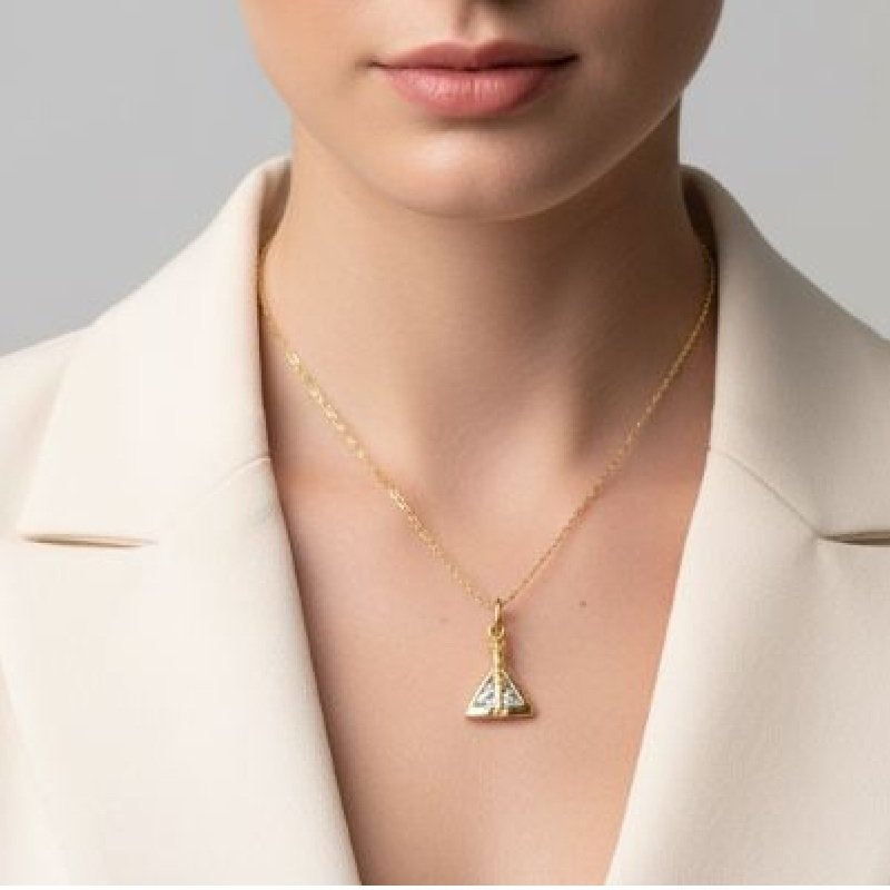 PINGENTE SANTINHA TRIANGULO 5X5 // QTDE PCT: 10 PC // VAL UNIT: R$ 3,80