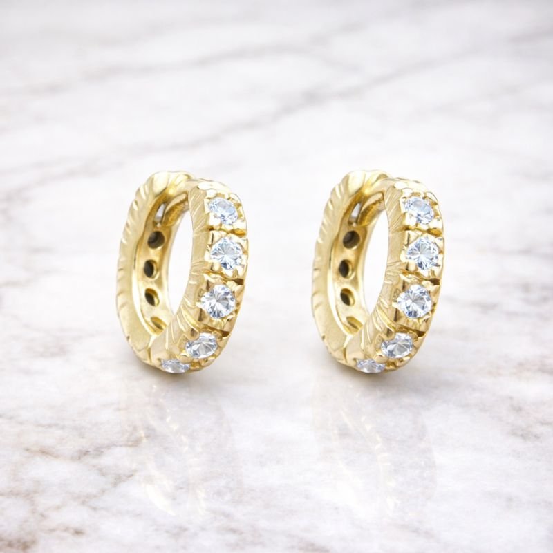 BRINCO DE ARGOLA ARTICULADA COM 16 ZIRCONIA // QTDE PCT: 5 PAR // VAL UNIT: R$ 8,17