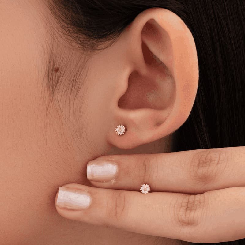 BRINCO MINI FLOR COM 14 ZIRCONIA // QTDE PCT: 5 PAR // VAL UNIT: R$ 5,57
