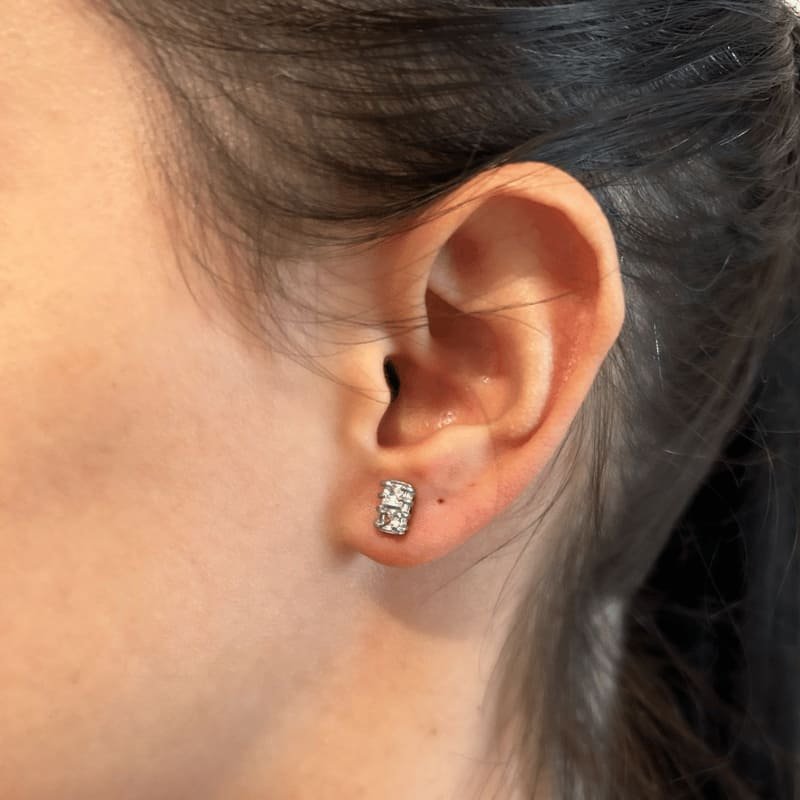 BRINCO RETANGULAR COM 2 ZIRCONIA // QTDE PCT: 5 PAR // VAL UNIT: R$ 2,62