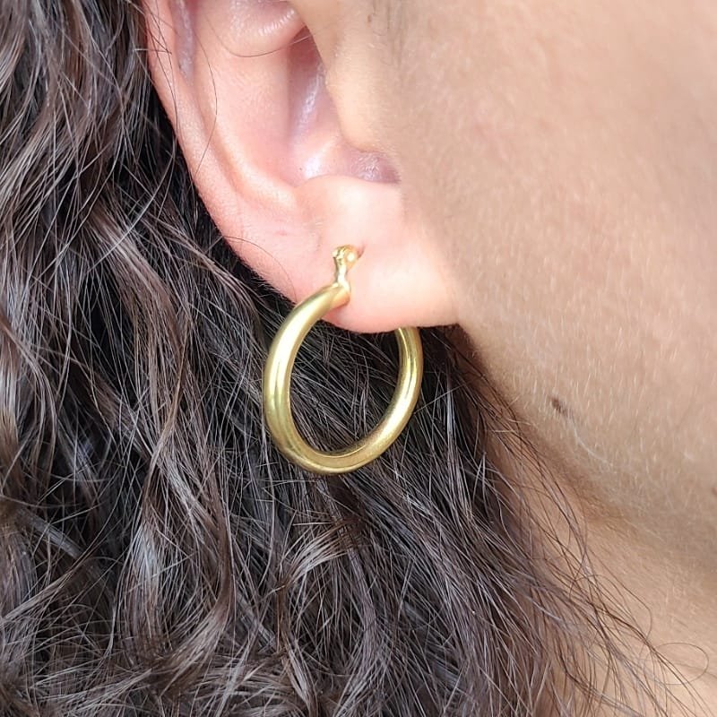 ARGOLA TUBO LISO TAM. 18MM ARGOLA TUBO LISO EM LATAO BRUTO DESIGN CLASSICO E VERSATIL IDEAL PARA MONTAGEM PROFISSIONAL // QTDE PCT: 5 PAR // VAL UNIT: R$ 5,45