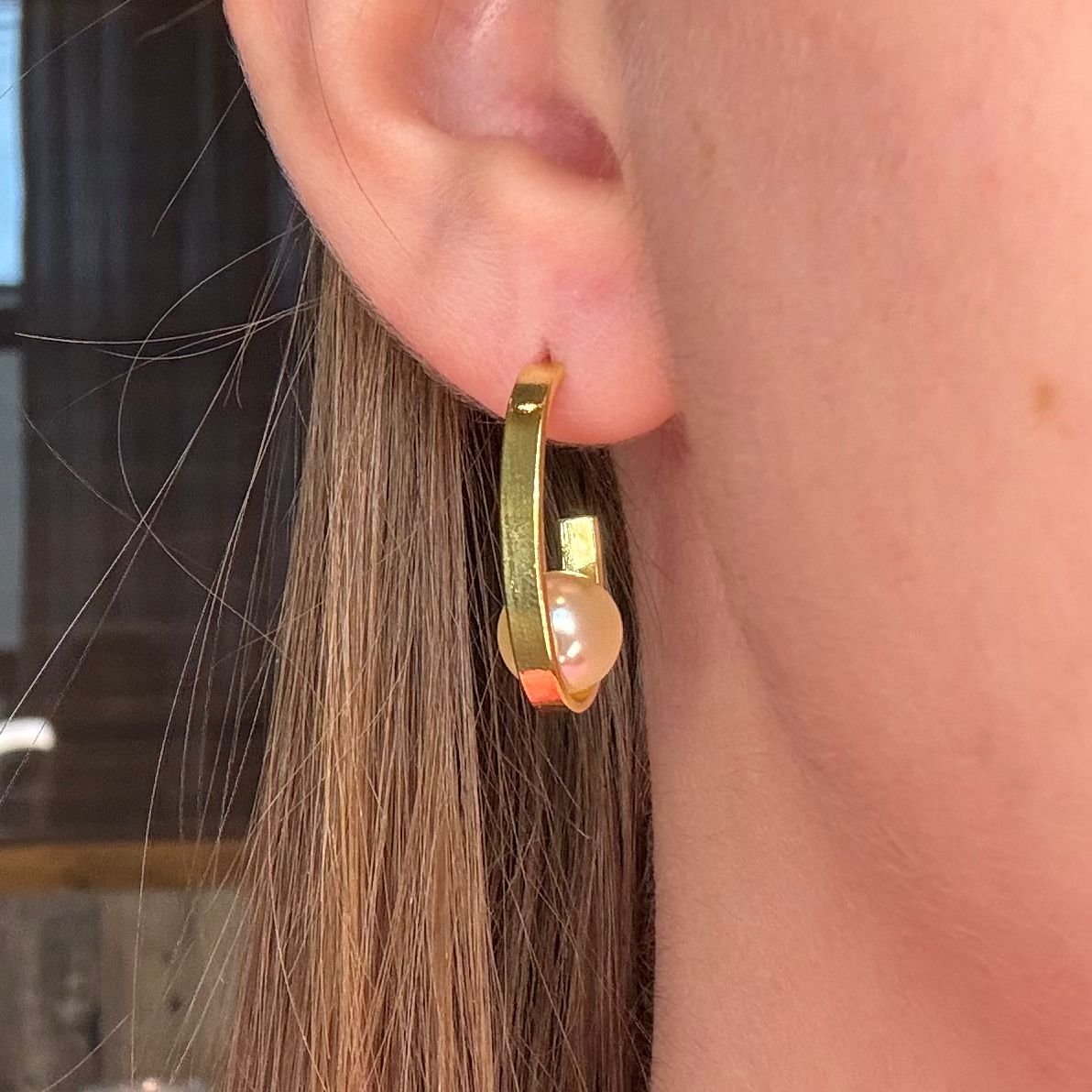 BRINCO OVAL MD FIO LAMINADO COM PEROLA TAM 20MM // QTDE PCT: 5 PAR // VAL UNIT: R$ 5,90