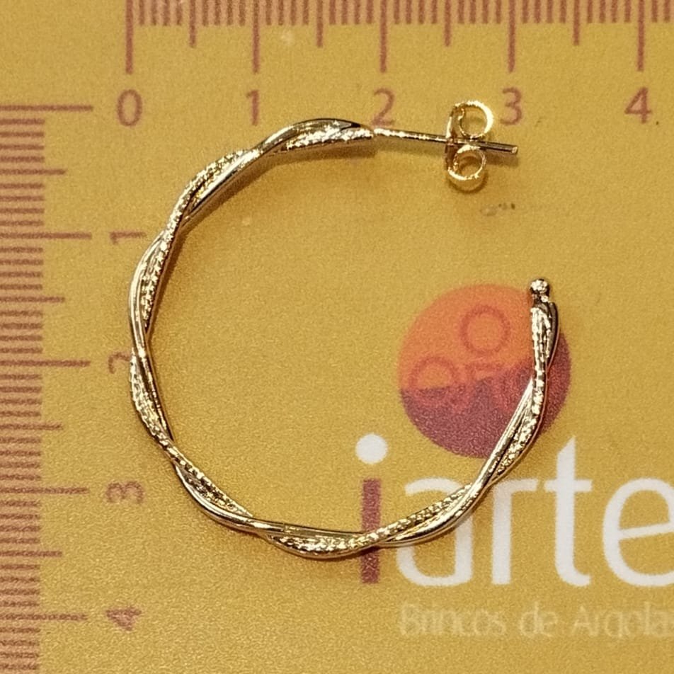 BRINCO ARGOLA FIO LISO E DIAMANTADO TORCIDO TAM 30MM BRINCO ARGOLA TORCIDA TRANCA EM LATAO BRUTO DESIGN TEXTURIZADO MODERNO E ELEGANTE PARA MONTAGEM P // QTDE PCT: 5 PAR // VAL UNIT: R$ 4,80