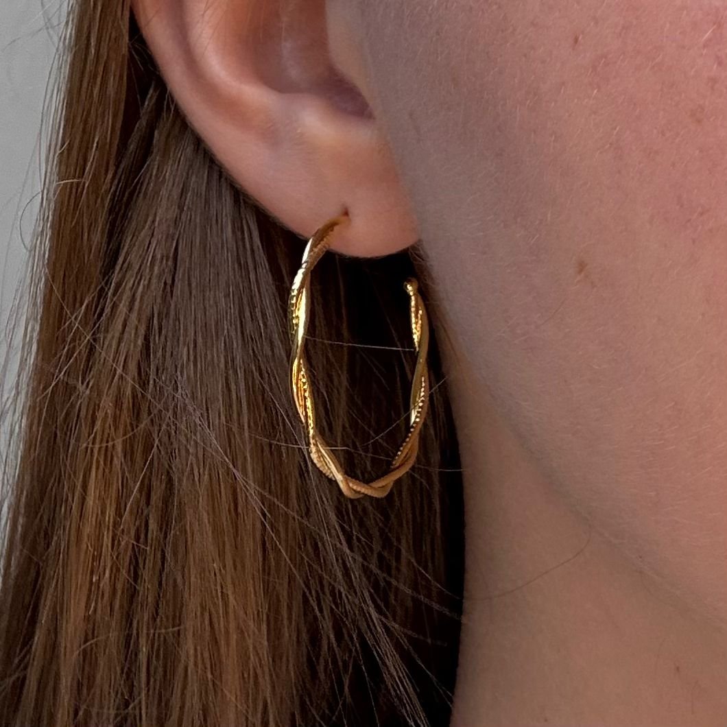 BRINCO ARGOLA FIO LISO E DIAMANTADO TORCIDO TAM 30MM BRINCO ARGOLA TORCIDA TRANCA EM LATAO BRUTO DESIGN TEXTURIZADO MODERNO E ELEGANTE PARA MONTAGEM P // QTDE PCT: 5 PAR // VAL UNIT: R$ 4,80