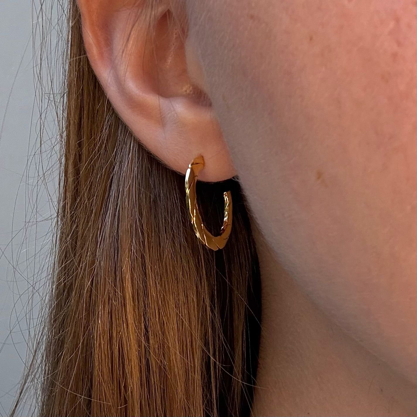 BRINCO ARGOLA FIO DUPLO TORCIDO E LAMINADO TAM 15MM // QTDE PCT: 5 PAR // VAL UNIT: R$ 3,81