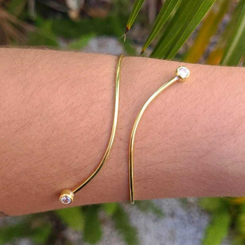 BRACELETE FIO LISO 2 ZIRCONIA TAM 55MM ULSEIRA EM LATAO BRUTO MODELO ESPIRAL COM TERMINAIS LAPIDADOS IDEAL PARA MONTAGEM E REVENDA // QTDE PCT: 3 PC // VAL UNIT: R$ 6,96