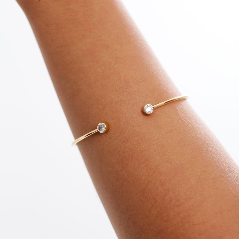 BRACELETE COM ZIRCONIA CRAVAÇÃO INGLESA PULSEIRA EM LATAO BRUTO COM TERMINAIS ZIRCONIA DESIGN MINIMALISTA IDEAL PARA MONTAGEM PROFISSIONAL // QTDE PCT: 3 PC // VAL UNIT: R$ 5,90