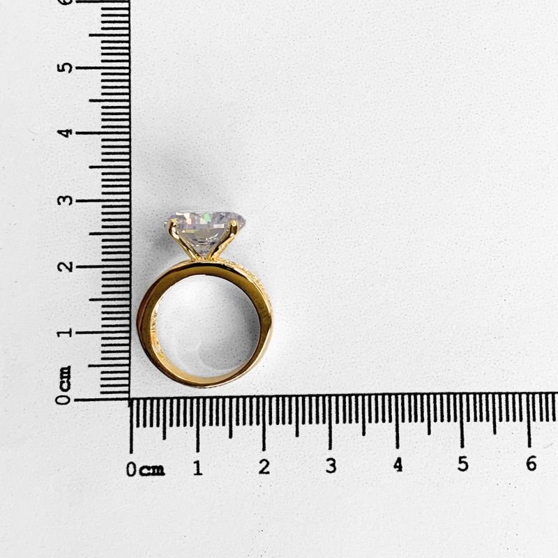 ANEL COM PEDRA COM MINI ZIRCONIA NA LATERAIS // QTDE PCT: 1 PC // VAL UNIT: R$ 21,78