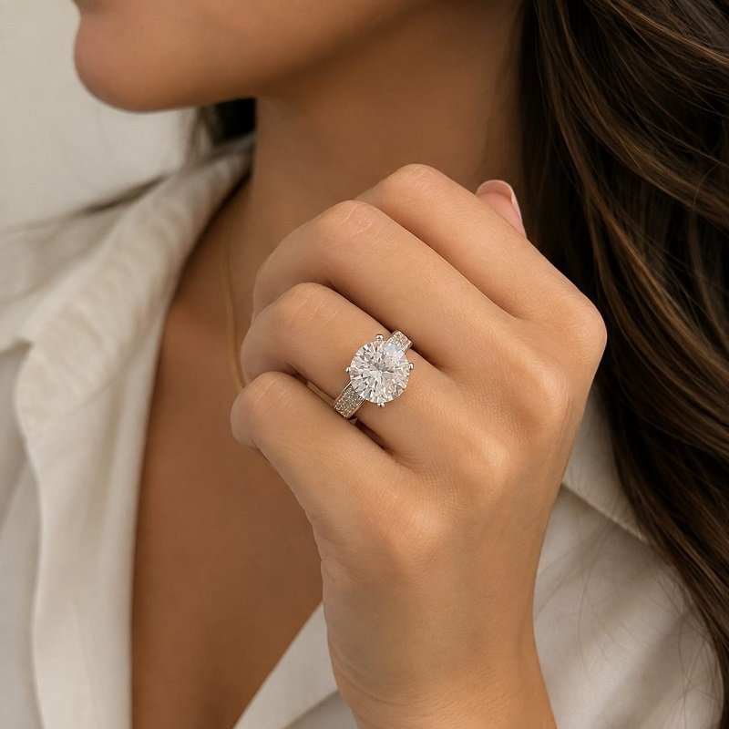 ANEL COM PEDRA COM MINI ZIRCONIA NA LATERAIS // QTDE PCT: 1 PC // VAL UNIT: R$ 21,78