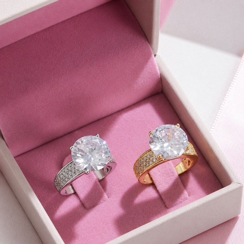 ANEL COM PEDRA COM MINI ZIRCONIA NA LATERAIS // QTDE PCT: 1 PC // VAL UNIT: R$ 21,78